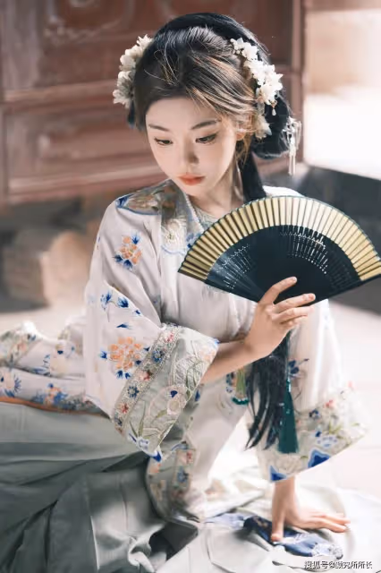 19歲極品尤物演繹古典漢服之美:猶如水墨畫一樣