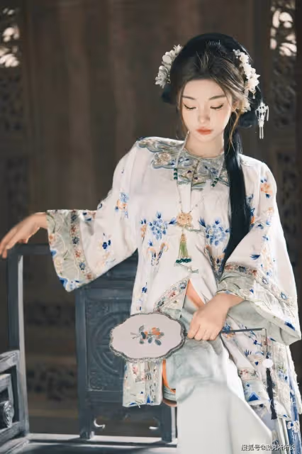 19歲極品尤物演繹古典漢服之美:猶如水墨畫一樣