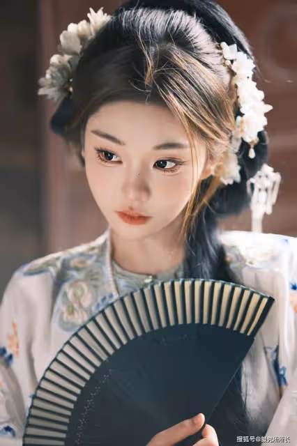 19歲極品尤物演繹古典漢服之美:猶如水墨畫一樣