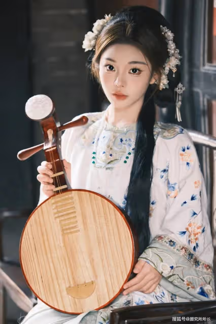 19歲極品尤物演繹古典漢服之美:猶如水墨畫一樣