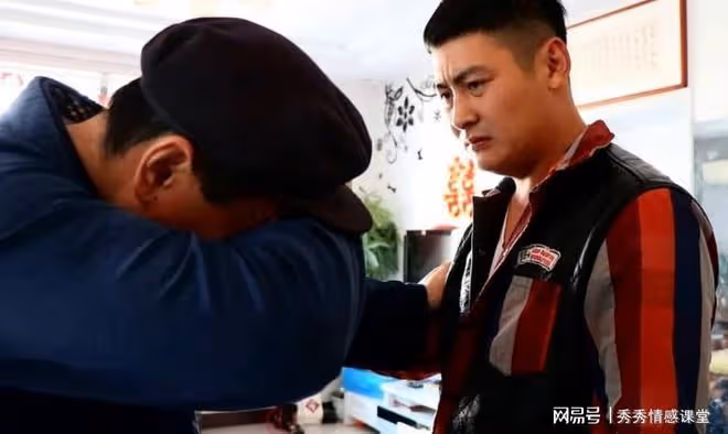 我爸說大哥比我孝順，我送爸送去大哥家，他兩天給我打20通電話