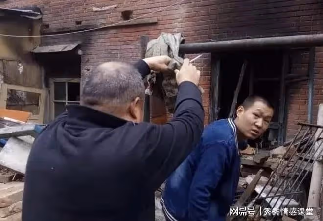 我爸說大哥比我孝順，我送爸送去大哥家，他兩天給我打20通電話