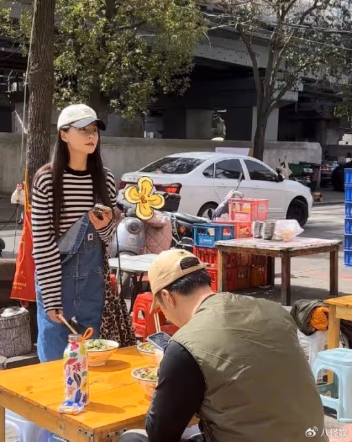 杜海濤沈夢辰路邊攤吃面,穿萬元衣擔心被弄髒,脖子上圍一圈紙巾
