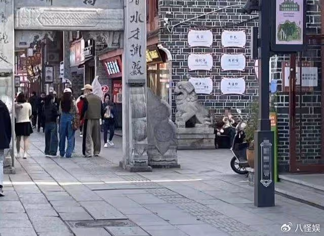 杜海濤沈夢辰路邊攤吃面,穿萬元衣擔心被弄髒,脖子上圍一圈紙巾