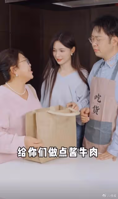 杜海濤沈夢辰路邊攤吃面,穿萬元衣擔心被弄髒,脖子上圍一圈紙巾