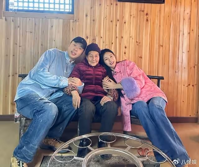 杜海濤沈夢辰路邊攤吃面,穿萬元衣擔心被弄髒,脖子上圍一圈紙巾