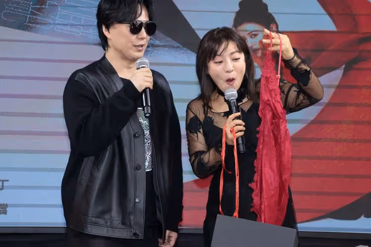 丁噹慘「被分手」走不出來！爆哭砸枕頭 蕭煌奇送情趣內衣助脫單