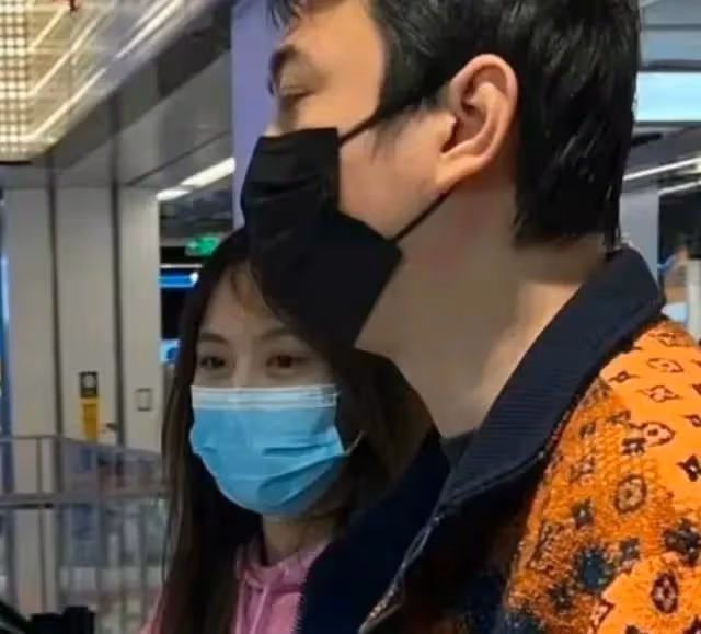 王思聰又有新女友了,年齡相差17歲女網紅,網友:這小子有福氣