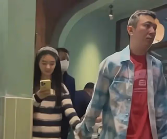 王思聰又有新女友了,年齡相差17歲女網紅,網友:這小子有福氣