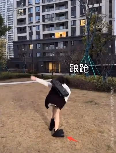網紅蔡蘿莉又搞擦邊?穿超短裙踩17cm高跟鞋,網友:看保安眼神