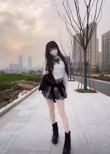 網紅蔡蘿莉又搞擦邊?穿超短裙踩17cm高跟鞋,網友:看保安眼神