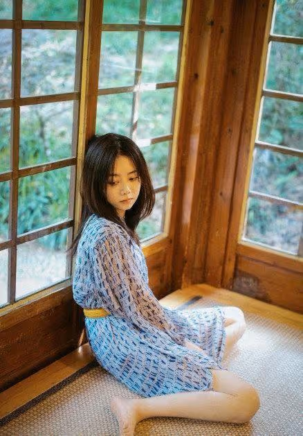 譚松韻「娃娃臉」占盡優勢,30多也不老,穿紅色印花裙還像小姑娘
