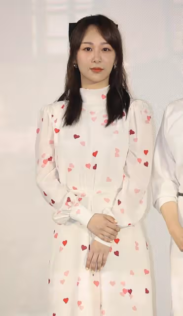 楊紫換了髮型同樣很美,身穿「愛心裙」好甜美,真是少女感滿滿