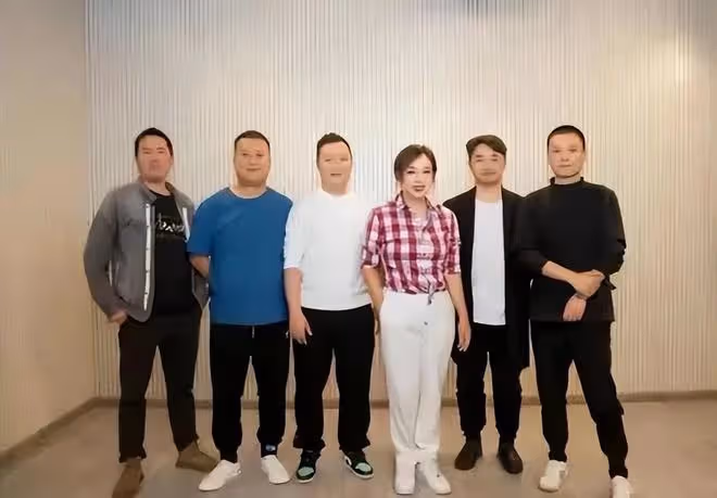 劉曉慶活在美顏里不肯正視衰老,穿格子襯衫白褲,偽裝中年阿姨!