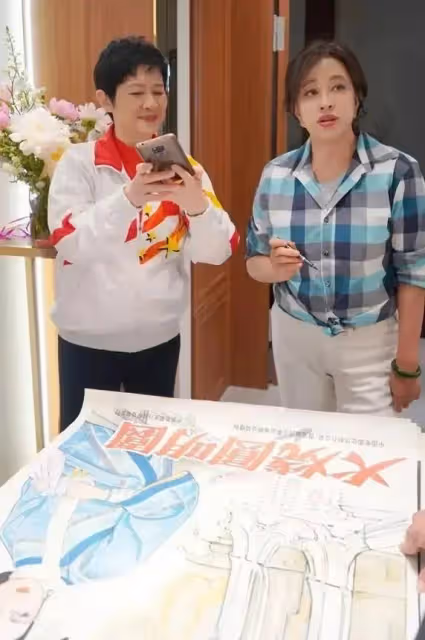 劉曉慶活在美顏里不肯正視衰老,穿格子襯衫白褲,偽裝中年阿姨!