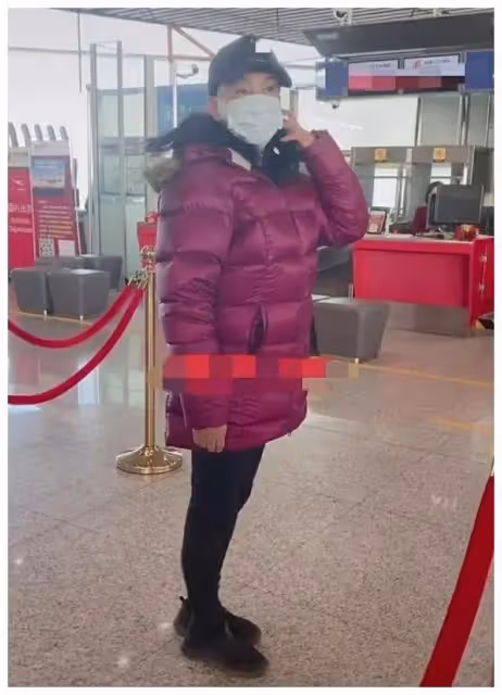 劉曉慶活在美顏里不肯正視衰老,穿格子襯衫白褲,偽裝中年阿姨!