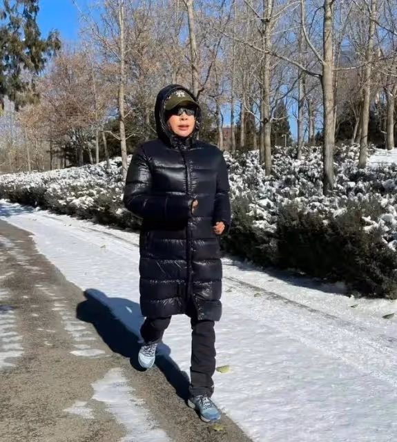 劉曉慶活在美顏里不肯正視衰老,穿格子襯衫白褲,偽裝中年阿姨!