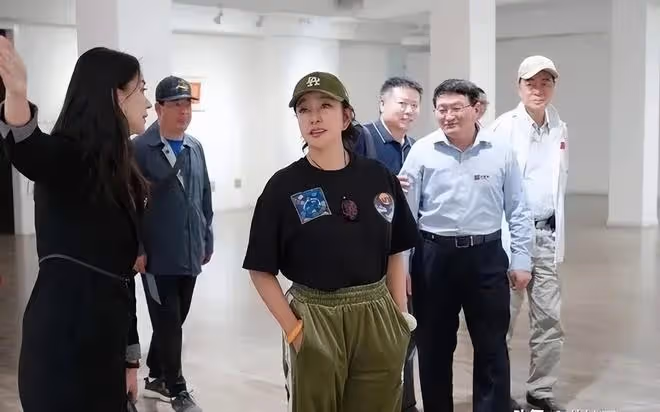 劉曉慶活在美顏里不肯正視衰老,穿格子襯衫白褲,偽裝中年阿姨!