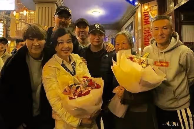 劉曉慶終於想通不裝嫩!後台合影連素顏都不修圖,生圖跟奶奶無異