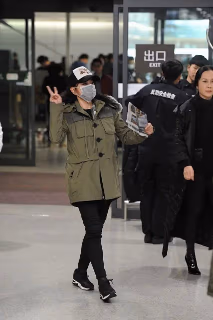 劉曉慶終於想通不裝嫩!後台合影連素顏都不修圖,生圖跟奶奶無異