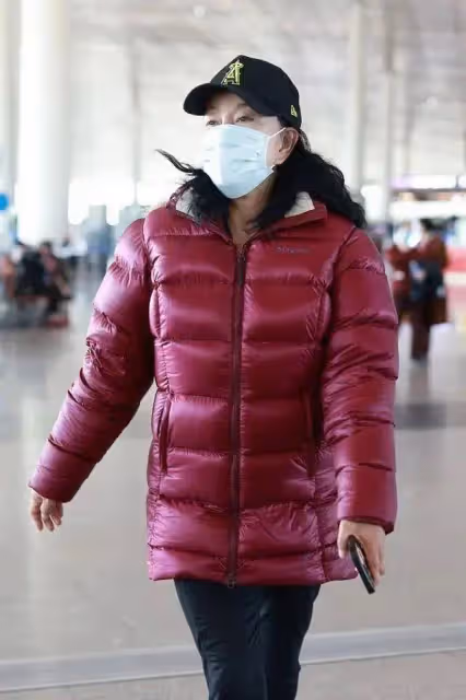 劉曉慶終於想通不裝嫩!後台合影連素顏都不修圖,生圖跟奶奶無異