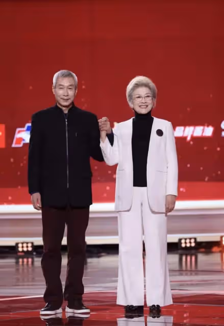 被72歲宋春麗驚艷到了!是老年人正常的樣子,白髮不染穿著素雅!