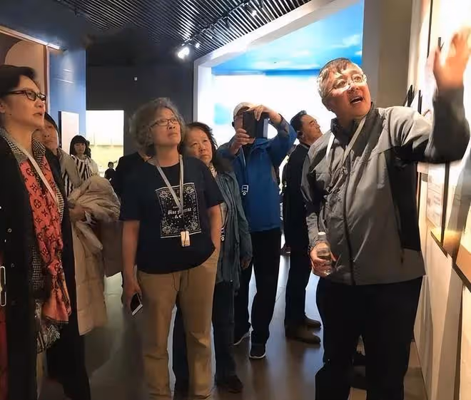 被72歲宋春麗驚艷到了!是老年人正常的樣子,白髮不染穿著素雅!