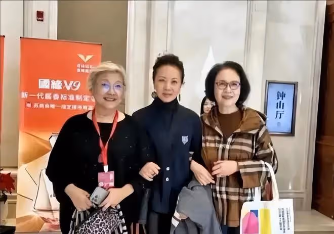 被72歲宋春麗驚艷到了!是老年人正常的樣子,白髮不染穿著素雅!