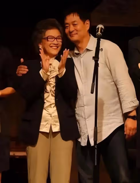 被72歲宋春麗驚艷到了!是老年人正常的樣子,白髮不染穿著素雅!