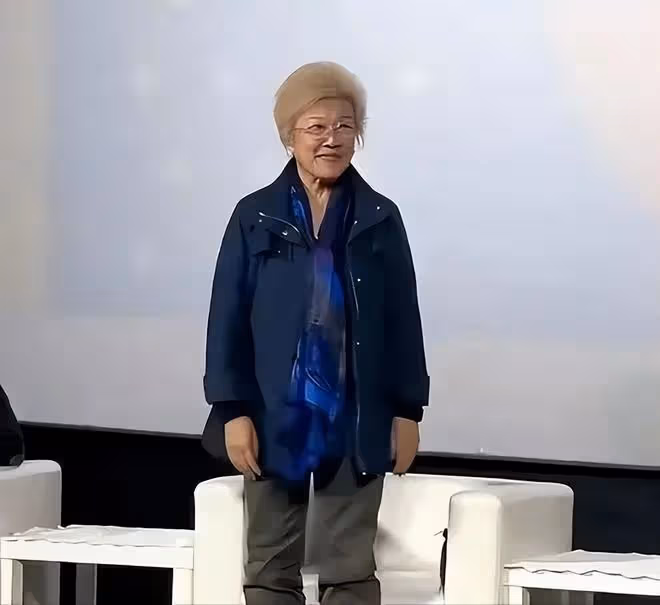 被72歲宋春麗驚艷到了!是老年人正常的樣子,白髮不染穿著素雅!