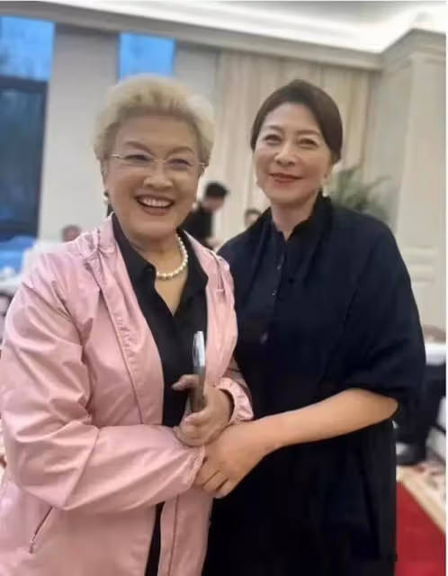 被72歲宋春麗驚艷到了!是老年人正常的樣子,白髮不染穿著素雅!