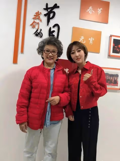 被72歲宋春麗驚艷到了!是老年人正常的樣子,白髮不染穿著素雅!