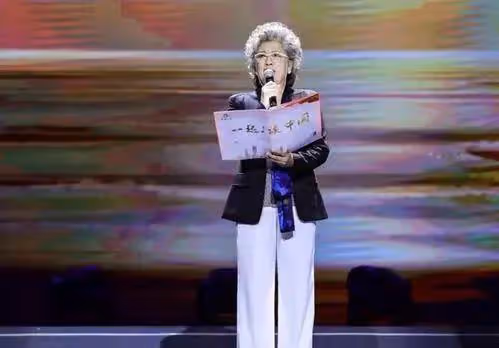 被72歲宋春麗驚艷到了!是老年人正常的樣子,白髮不染穿著素雅!