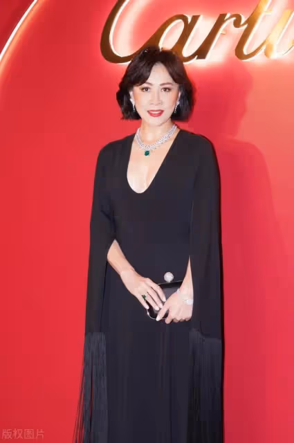 劉嘉玲膽子大!穿黑色齊臀小短裙露出纖細雙腿上身開V領更吸睛