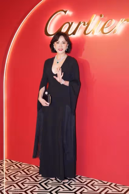 劉嘉玲膽子大!穿黑色齊臀小短裙露出纖細雙腿上身開V領更吸睛
