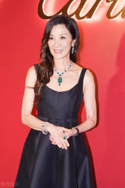 劉嘉玲膽子大!穿黑色齊臀小短裙露出纖細雙腿上身開V領更吸睛