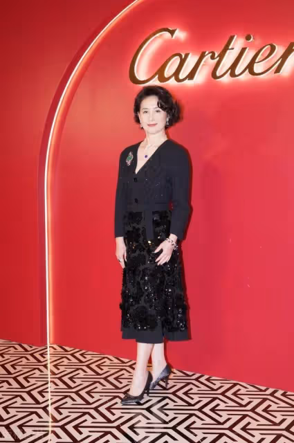 劉嘉玲膽子大!穿黑色齊臀小短裙露出纖細雙腿上身開V領更吸睛