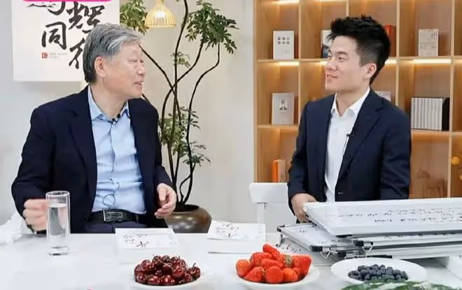 俞敏洪兌現了對董宇輝的承諾,直播間不單單助農,訪談成最大特色
