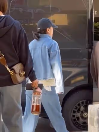 賈玲現身美國,卻遭到無數惡意,她像極了曾經的吳京!