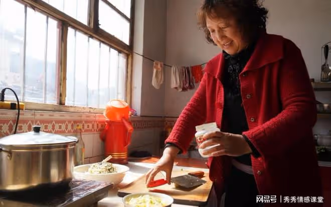 退休金4000幫女兒帶娃,做飯煮兩菜一粥,卻被女婿倒進垃圾桶