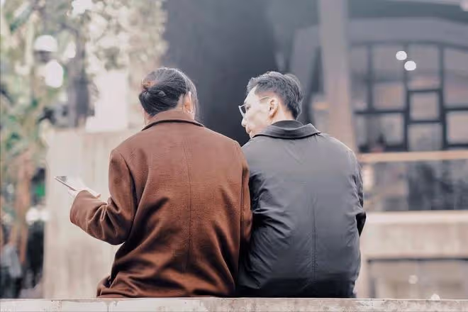 沒想到大學畢業的姨父,娶了大字不識一個的大姨,還寵愛了一輩子