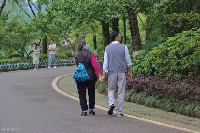 沒想到大學畢業的姨父,娶了大字不識一個的大姨,還寵愛了一輩子