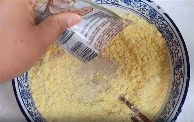 一碗玉米面,不用油,不用糖,10分鐘就可以搞定的早餐玉米鬆餅