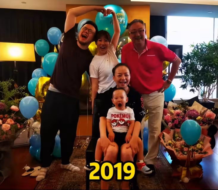 巴圖夫婦慶相戀十周年,絕美婚紗照首曝光,宋丹丹懷抱倆孫笑開懷