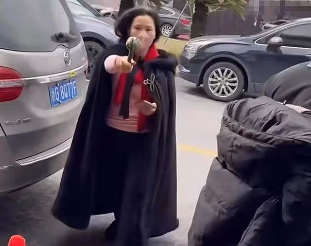何賽飛拿著棍子追代拍，獲網友支持：乾得漂亮！