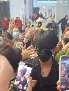 何賽飛拿著棍子追代拍，獲網友支持：乾得漂亮！