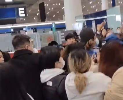 何賽飛拿著棍子追代拍，獲網友支持：乾得漂亮！