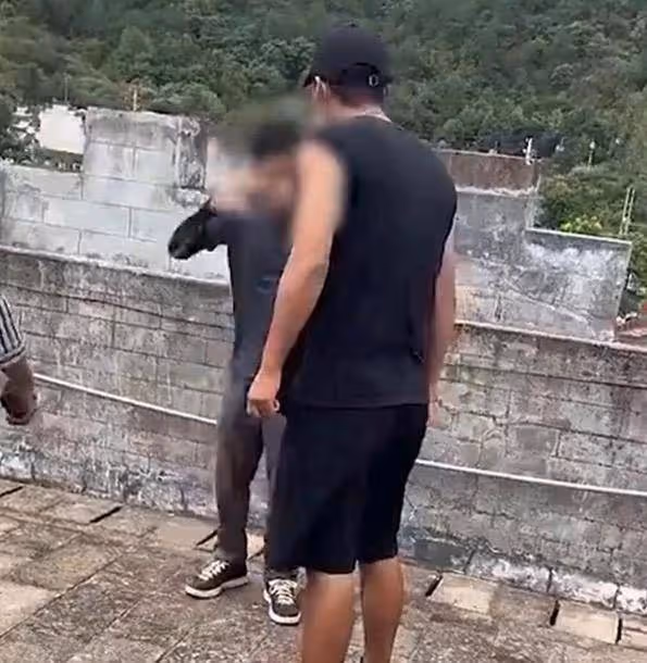 何賽飛拿著棍子追代拍，獲網友支持：乾得漂亮！