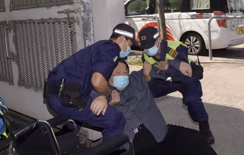 突發!TVB老戲骨秦煌意外跌倒送醫,與子女關係疏遠常年獨居酒店