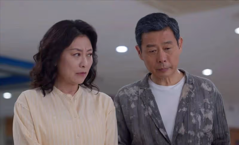 《小日子》:看清顧茉莉父女的「醜聞」,才懂朱勁草的結局有多荒唐